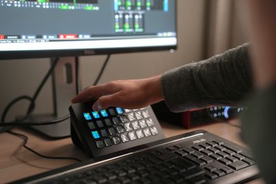 Montage workstation met streamdeck en professionele editing software