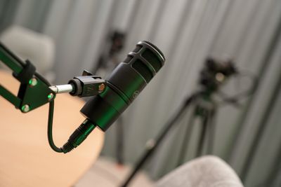 Close-up Audio Technica microfoon met groene studioverlichting
